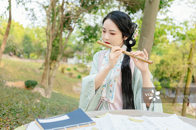 身穿汉服的美女吹奏笛子图片素材