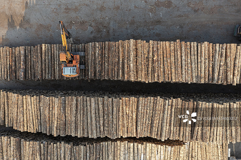 叉车正在移动一堆原木图片素材