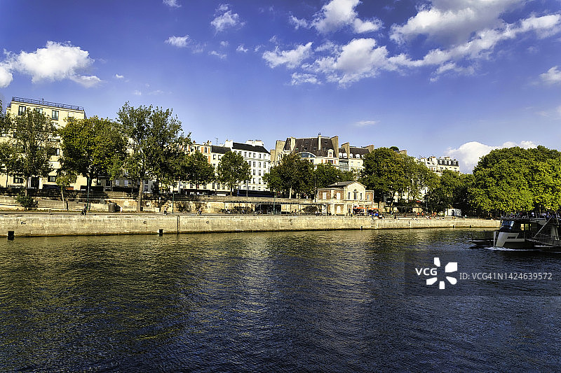 巴黎塞纳河畔图片素材