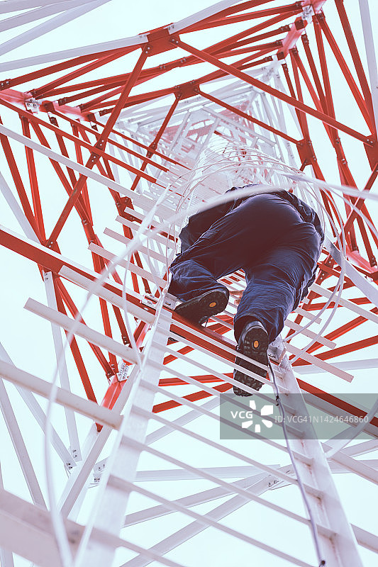 专业工业攀爬者攀爬高压电线塔图片素材