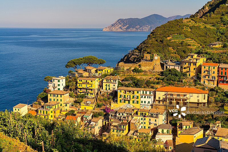 意大利利古里亚五渔村里奥马焦雷市的日出景色，欧洲著名旅游目的地，联合国教科文组织世界遗产图片素材