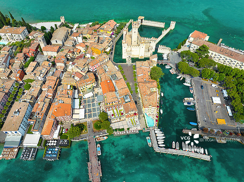 加尔达湖锡尔苗内镇及斯卡利杰罗城堡航拍景观，布雷西亚省，伦巴第，意大利图片素材