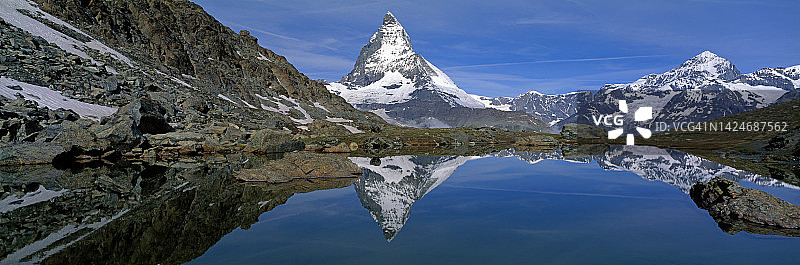 马特宏峰和湖泊图片素材