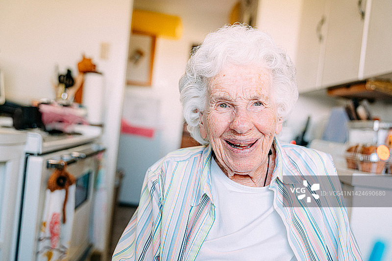 眼神独特的年长的白人妇女面部特写图片素材