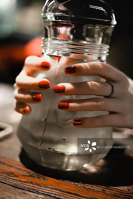 美甲，红色指甲，女孩的手，美丽的手指图片素材