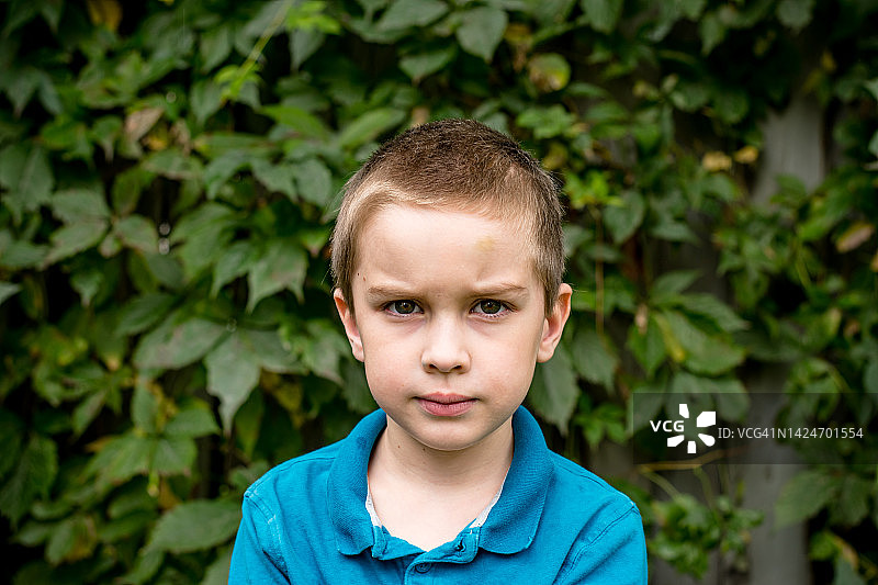 男孩绿色背景肖像图片素材