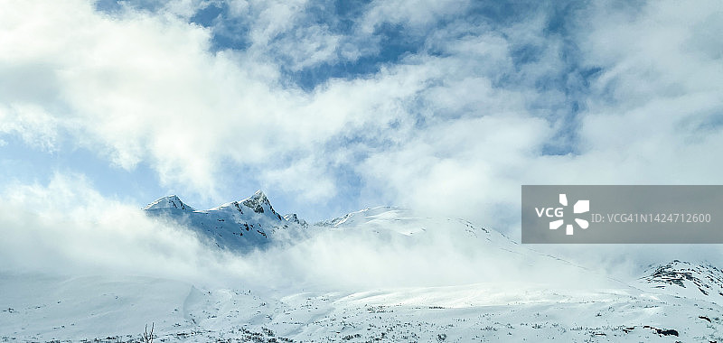 在山顶上窥视图片素材