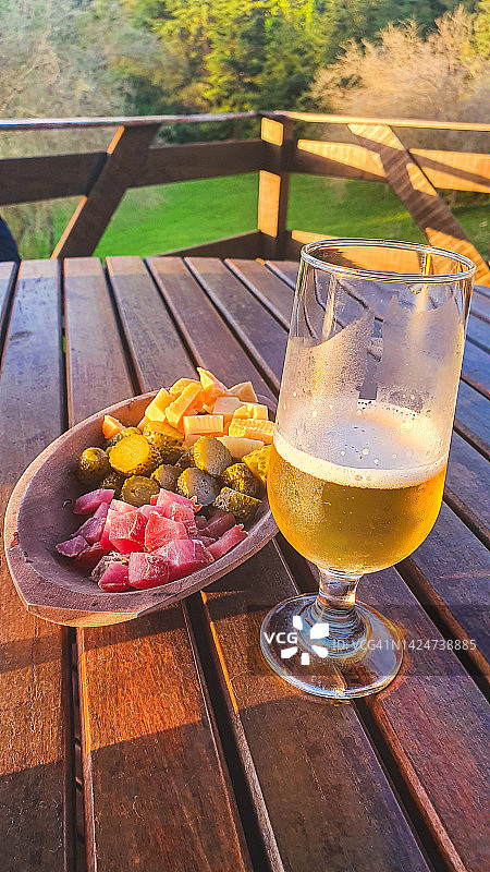 一杯啤酒和一些小吃，适合欢乐时光图片素材