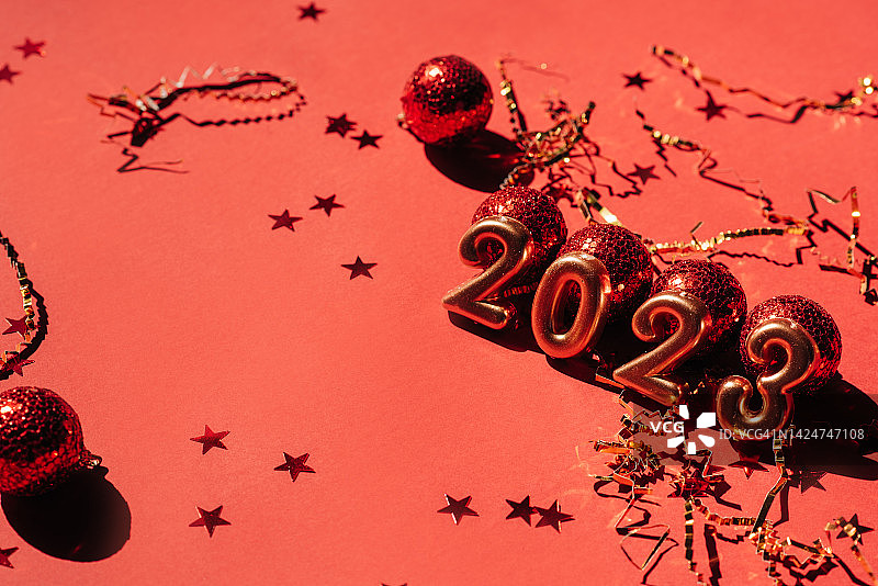 2023新年银色气球与烟花图片素材