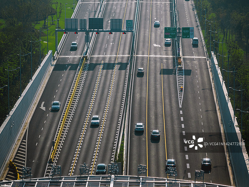 日落时分的高速公路鸟瞰图片素材