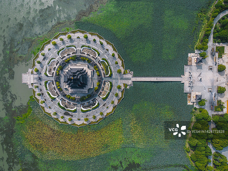 江苏苏州湖上中国古风亭阁航拍图片素材