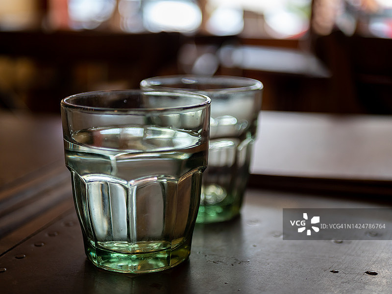 餐厅玻璃杯中的自来水图片素材