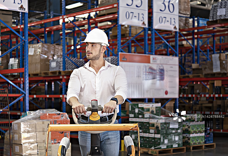 仓库管理员驾驶叉车检查库存图片素材