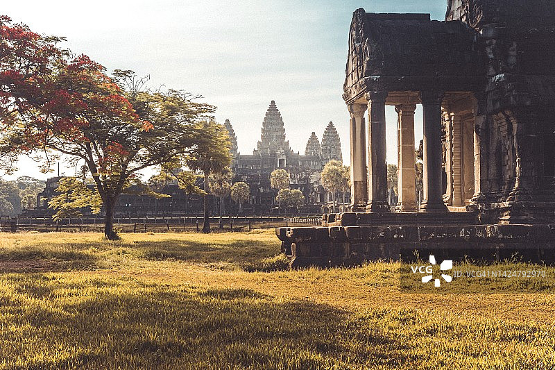 日出时柬埔寨暹粒吴哥寺的景色图片素材