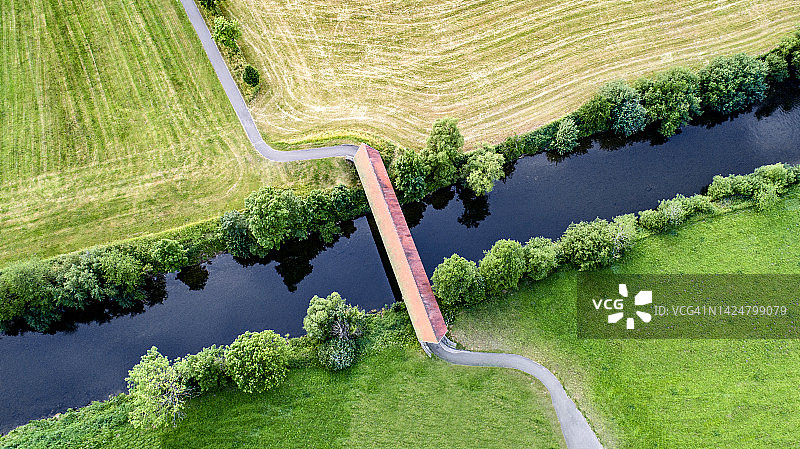 田园诗般的廊桥鸟瞰图片素材