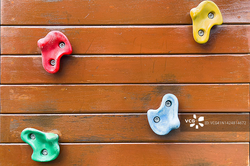 游乐场木墙上的攀岩握把图片素材