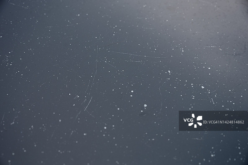 镜子上剥落的黑色破损膜片图片素材