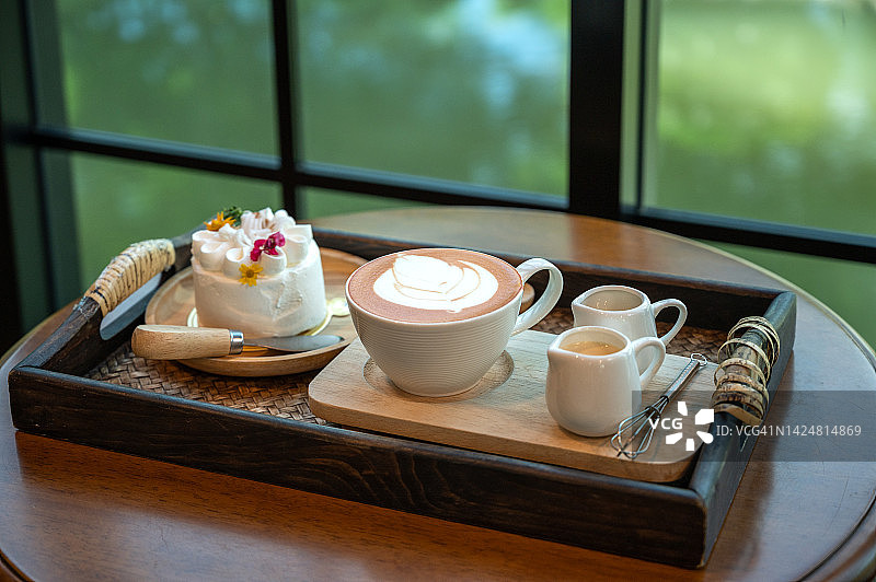 享用蛋糕和茶点的放松时刻图片素材