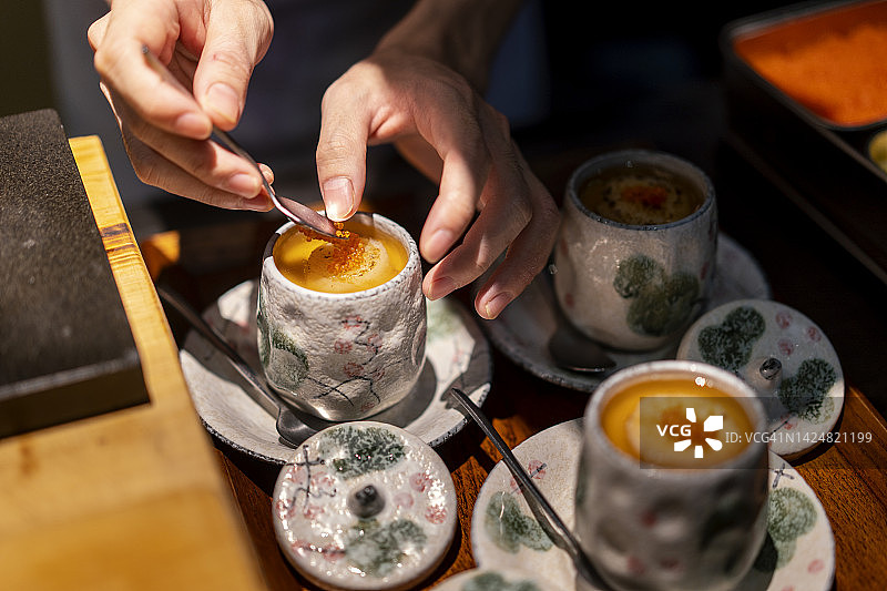 厨师准备茶碗蒸图片素材