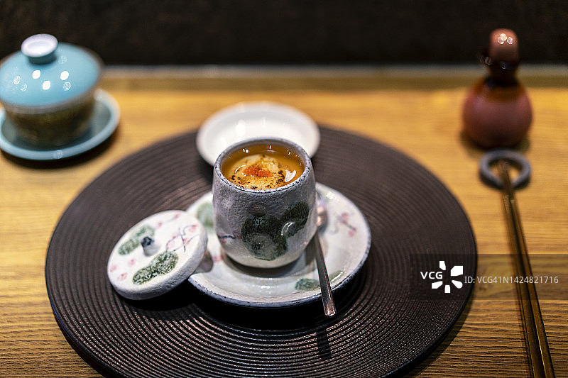 桌上的茶碗蒸特写图片素材