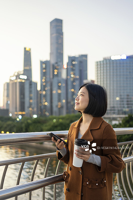 亚洲女人在通勤时使用手机图片素材