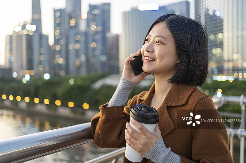 在通勤路上打电话的亚洲女性图片素材