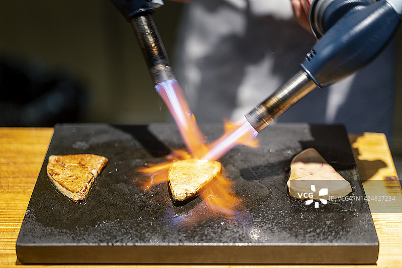 在砧板上准备烤鹅肝图片素材