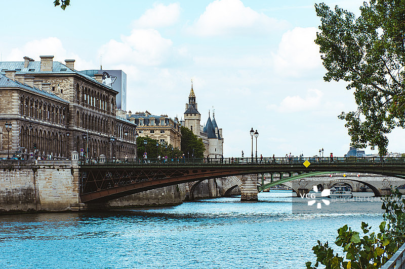 塞纳河畔的巴黎景色图片素材