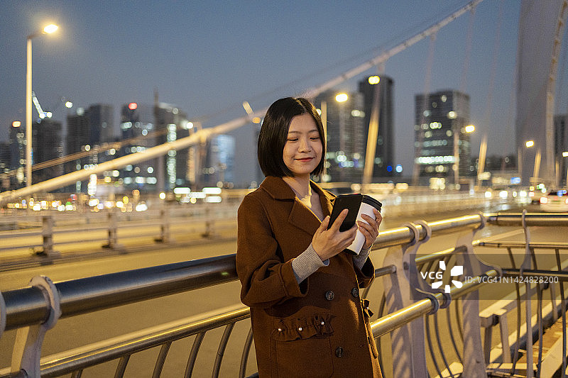 亚洲女人在通勤时使用手机图片素材