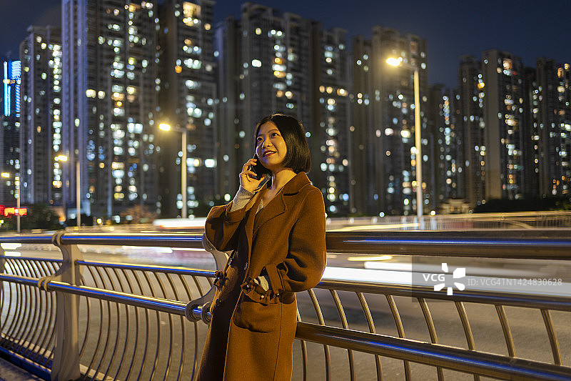 在通勤路上打电话的亚洲女性图片素材