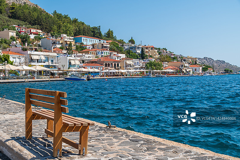 希腊希俄斯岛上的木制海滩和海边村庄图片素材