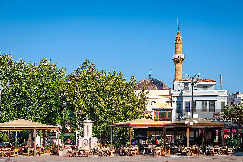 希腊希俄斯镇的咖啡馆中央广场图片素材