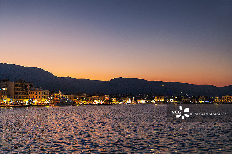 希腊希俄斯镇黄昏时分的海滨图片素材