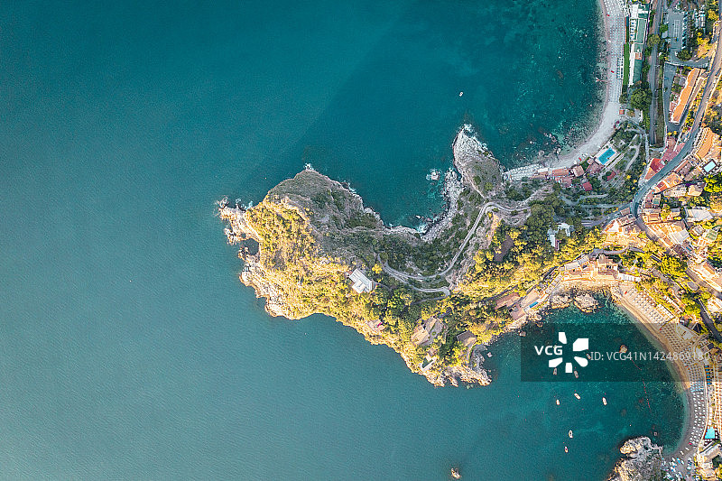 意大利西西里岛贝拉岛和陶尔米纳海岸线图片素材