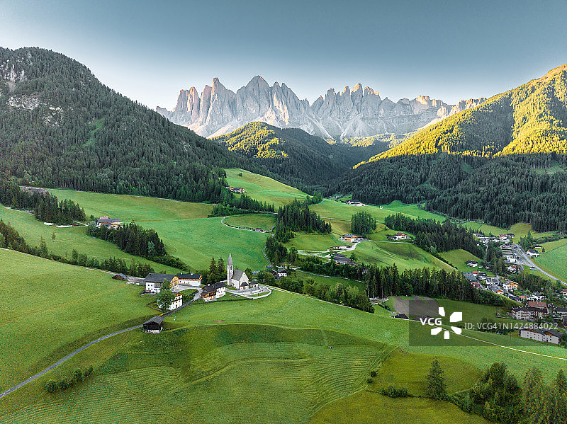 意大利南蒂罗尔菲内斯山谷圣马达莱纳教堂和多洛米蒂山脉的无人机日出景观图片素材