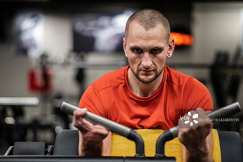 健身房里右手残疾男人的正面照图片素材