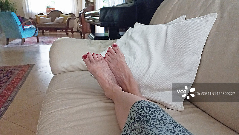 沙发上女人的脚的个人视角图片素材