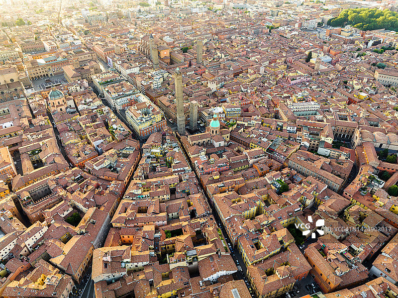 意大利博洛尼亚历史中心和双塔的无人机日落场景，双塔是博洛尼亚的象征，两座塔都倾斜图片素材