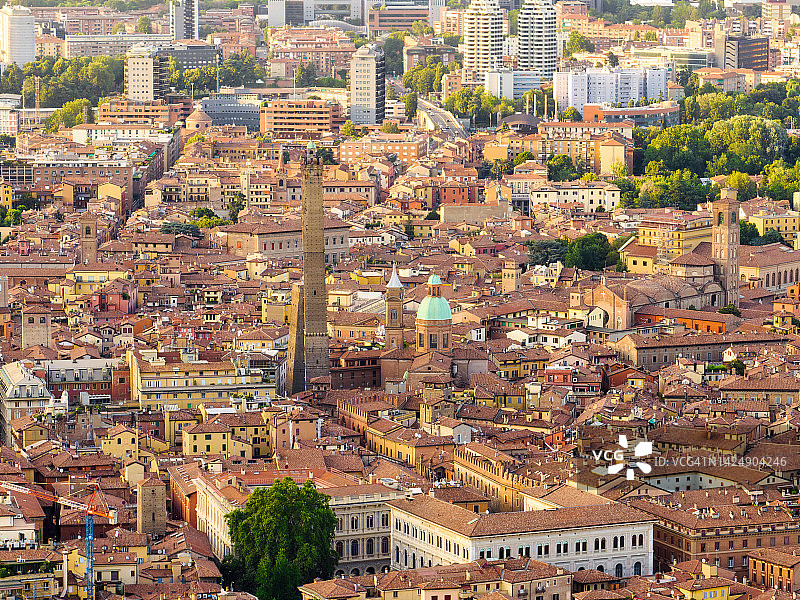 意大利博洛尼亚历史中心和双塔的无人机日落场景，双塔是博洛尼亚的象征，两座塔都倾斜图片素材