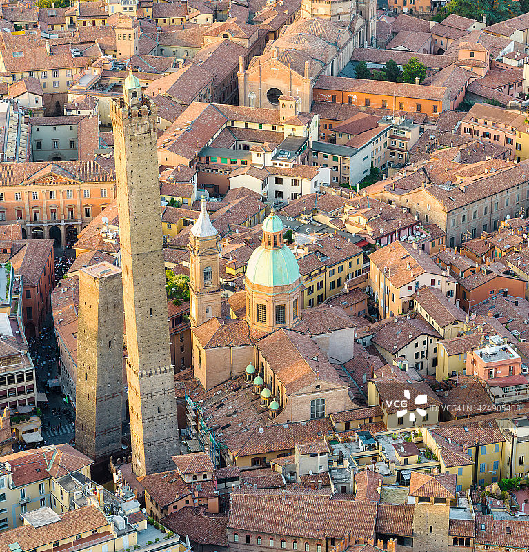 意大利博洛尼亚历史中心和双塔的无人机日落场景，双塔是博洛尼亚的象征，两座塔都倾斜图片素材