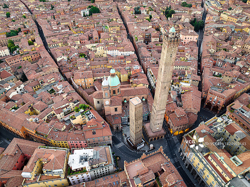 意大利博洛尼亚历史中心和双塔的无人机日落场景，双塔是博洛尼亚的象征，两座塔都倾斜图片素材