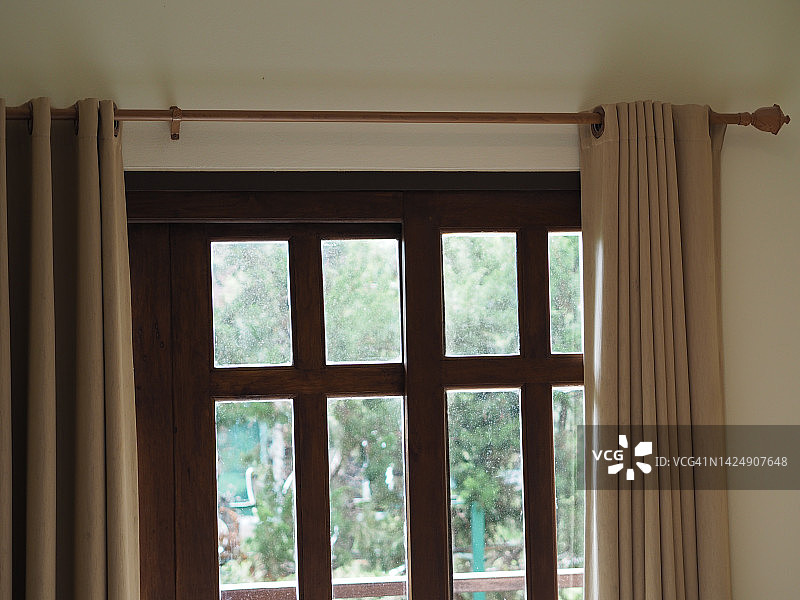 褶皱窗帘与棕色木轨图片素材