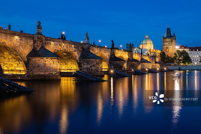 布拉格查理大桥和老城桥塔图片素材