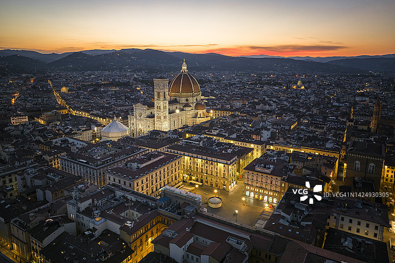 意大利佛罗伦萨老城区和主教座堂广场的日出航拍景色，圣母百花大教堂图片素材