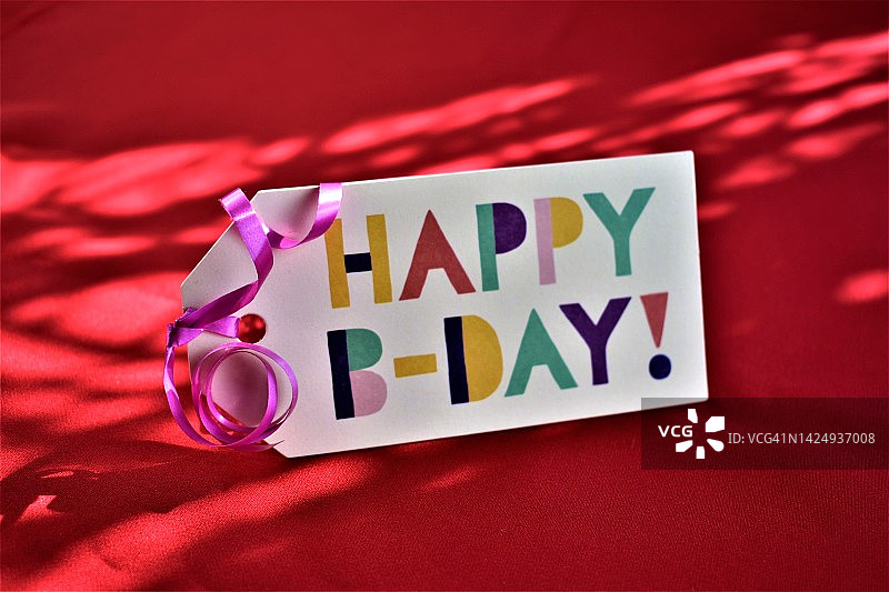 红色背景上的生日快乐卡片图片素材