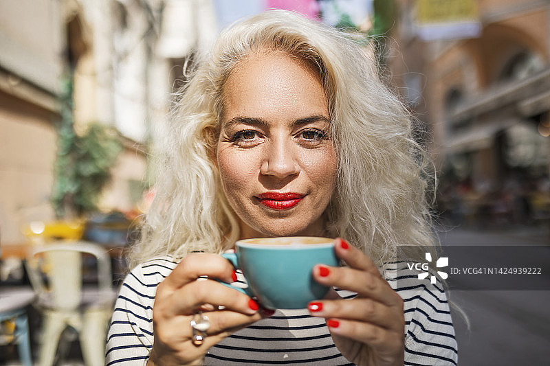 中年妇女在户外自助餐厅图片素材
