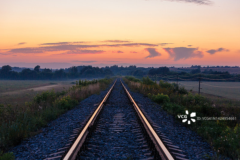 日落时分通往地平线的铁路线景色图片素材