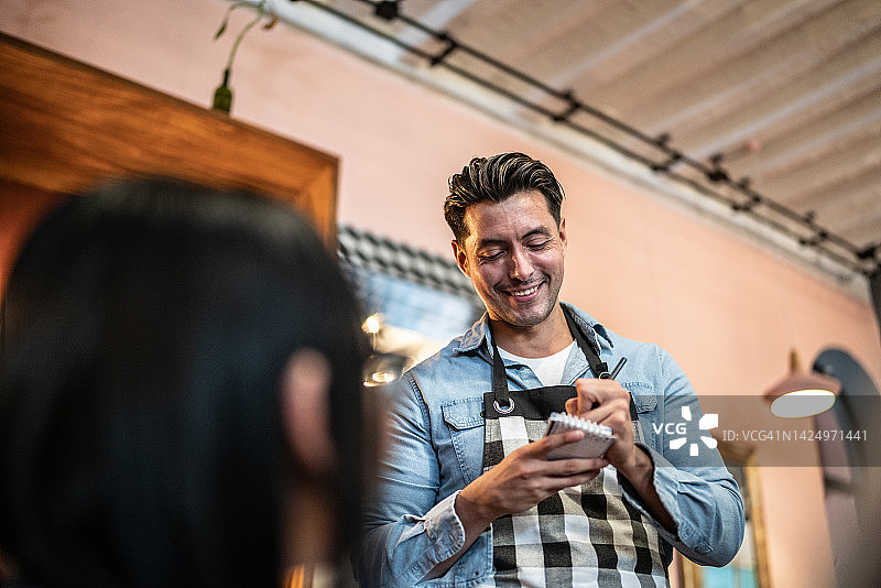 服务员在餐厅为顾客点餐图片素材