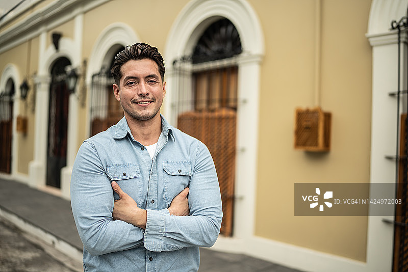 中年男子在历史街区户外的肖像图片素材
