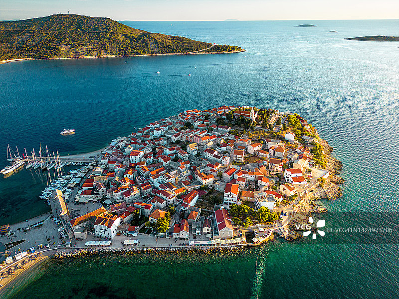 日落时分拍摄的普里莫斯滕小镇岛屿鸟瞰图图片素材